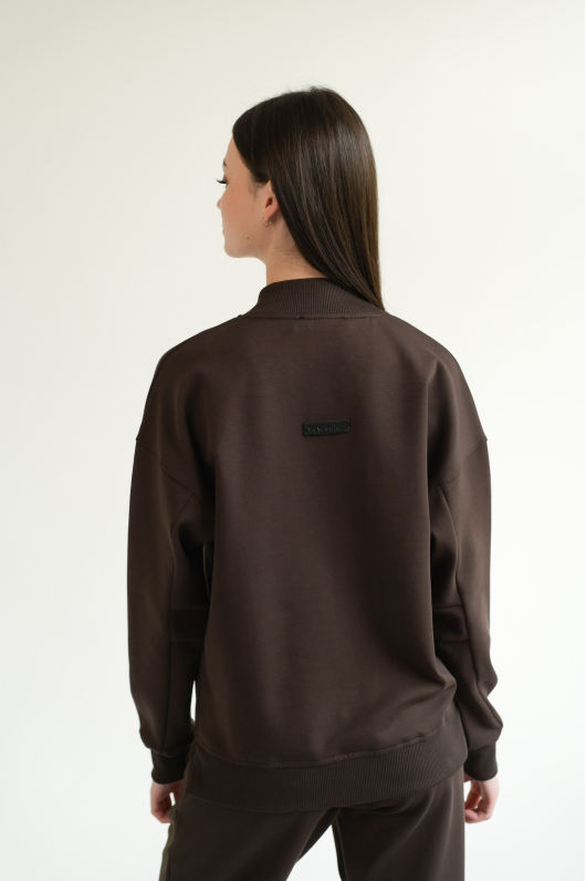 Костюм брючный спортивного плана в шоколадном оттенке